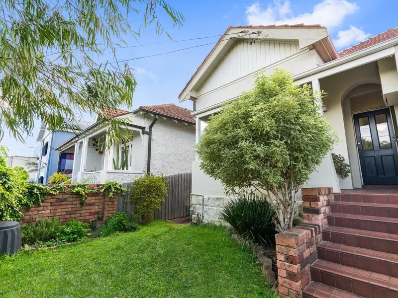 Classic Family Semi With Sunny Rear Garden In Prized Address With A Level Walk To The Beach And Burnie Park