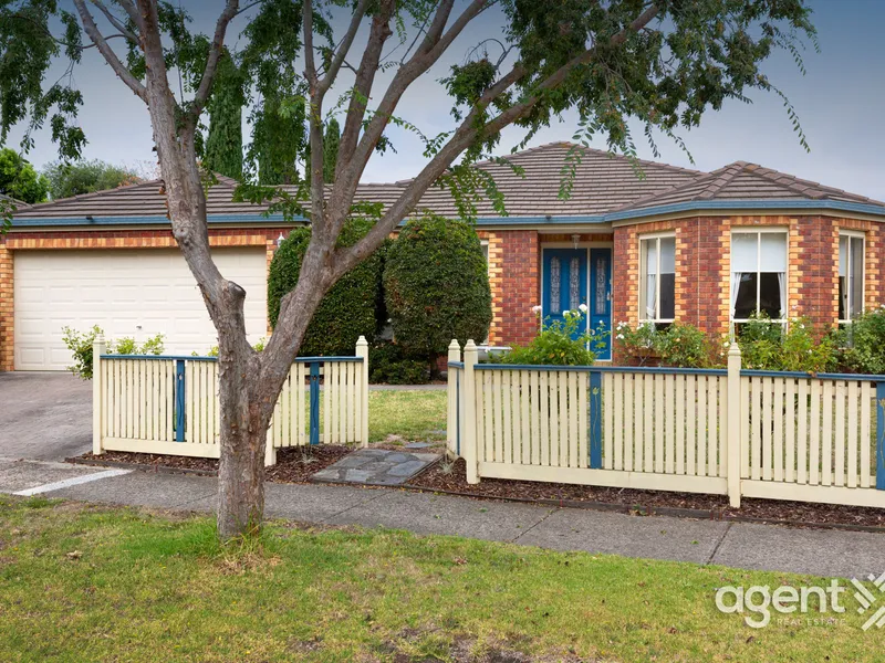 Large Family Home With A Berwick Springs Location With Three Living Areas...