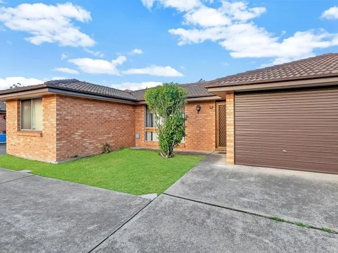 Walk to Station- 2 Bedroom Villa!