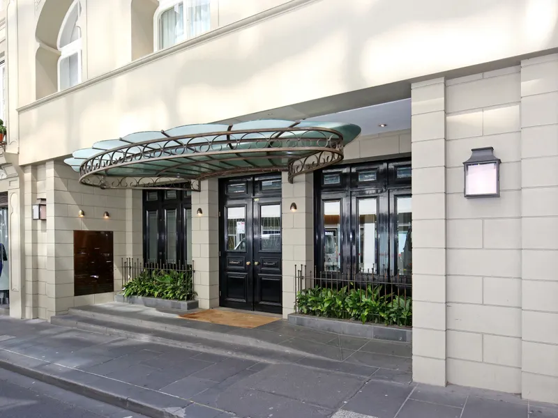 PRIVATE COURTYARD, GYM & LOCATION, YES THIS IS A REAL FIND