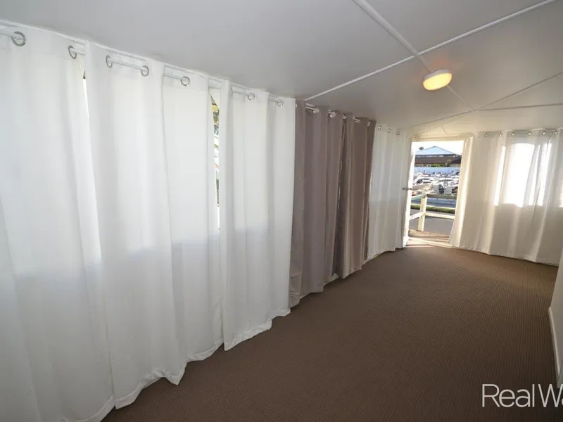 Renovated Unit In Central Position!!