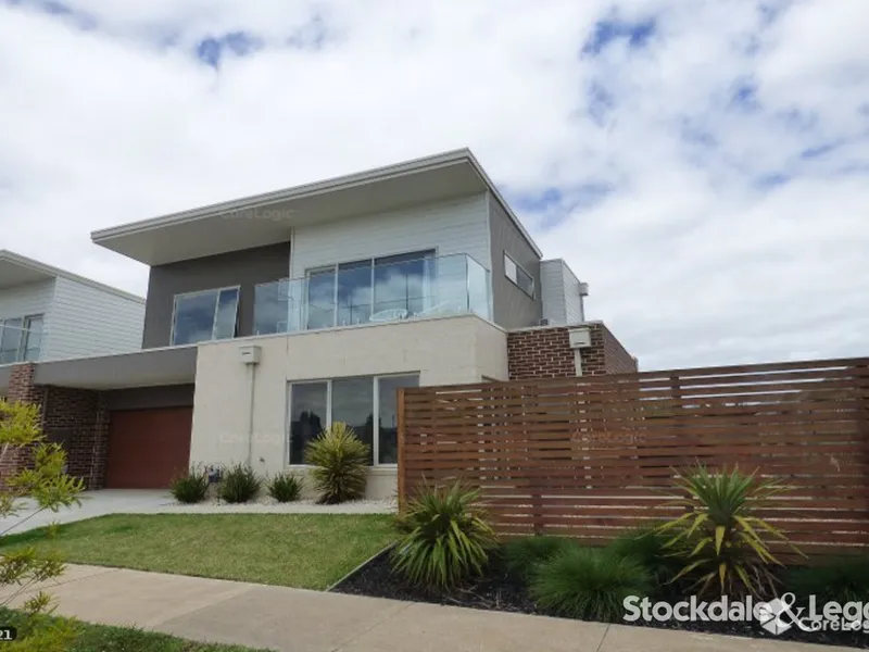 Two-story home overlooking the Emerald Waters Park!