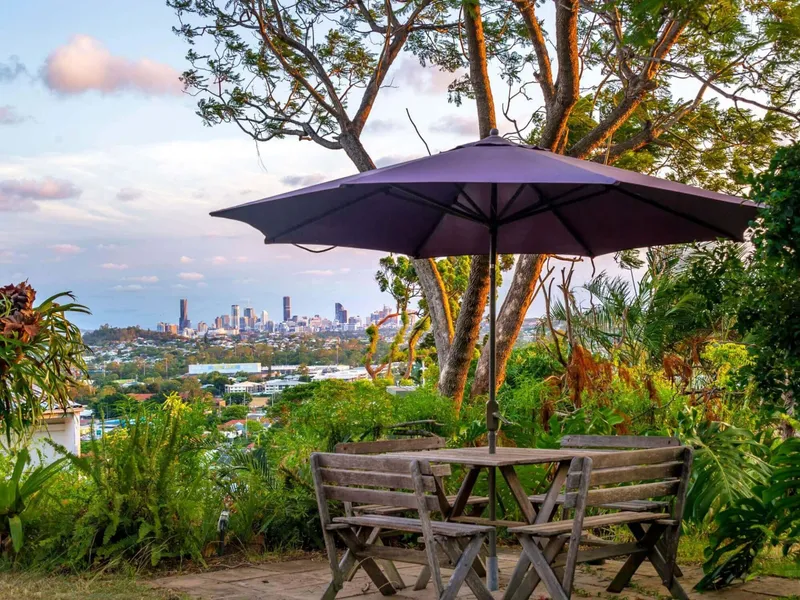 Complete Hilltop - views over the City to the mountains
