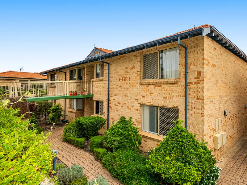 Open Plan Living in Amazing Location!!