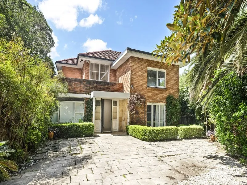 Large And Sunny Double Brick House For Lease With Extraordinary Water View