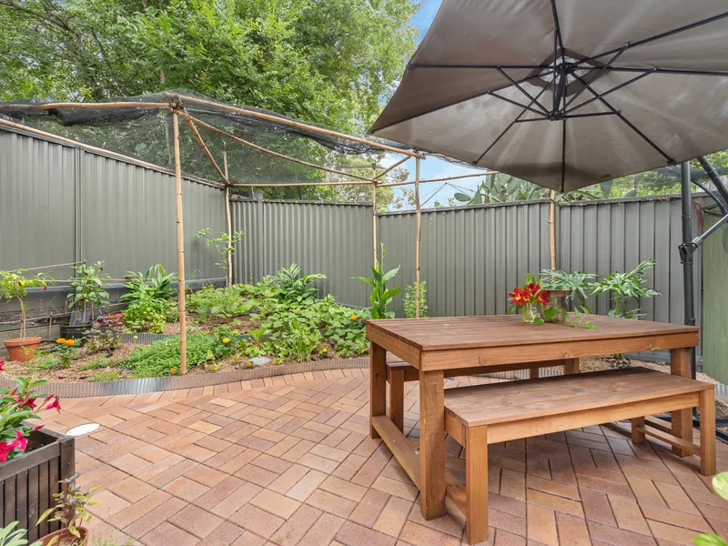 Immaculate Fully Renovated Courtyard Apartment
