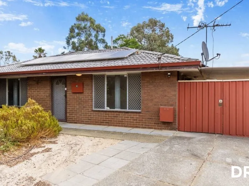 NEAT 2 BEDROOM HOME WITH SOLAR PANELS!