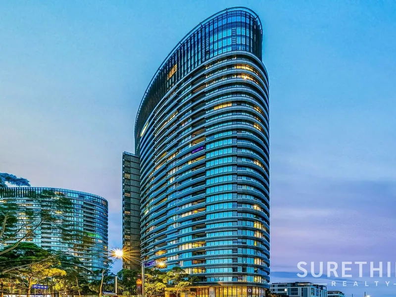 Contemporary living with city skyline views & leafy surrounds