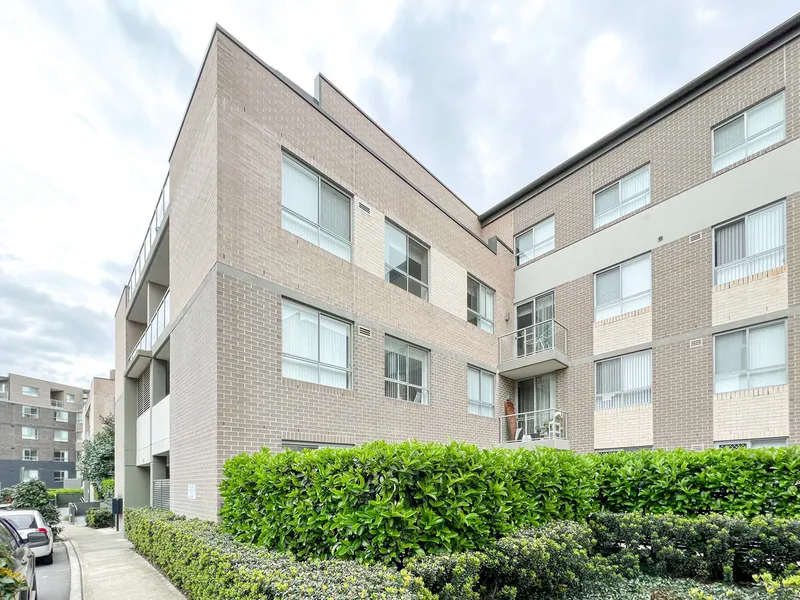 Oversized Entertainer with Huge Courtyard