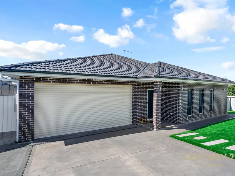 Near New 2 Ensuite and 2 Living Family Home!