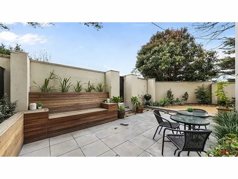 HUGE PRIVATE COURT YARD ONE BEDROOM APARTMENT