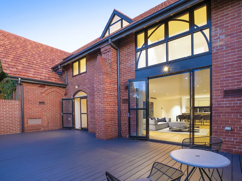 Huge 30 square (approx) brand new renovated townhouse/town residence metres to everything!