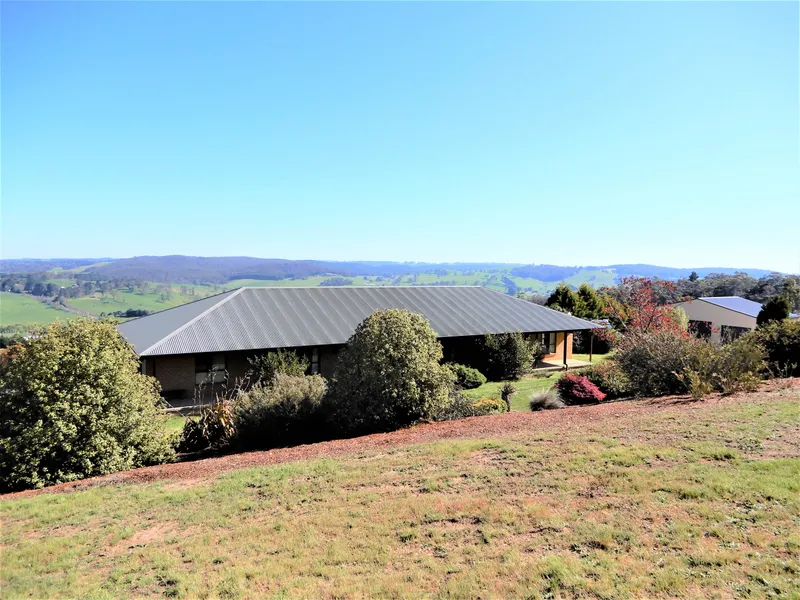 Rural Lifestyle Encompassing Captivating Views & Stunning Sunsets!