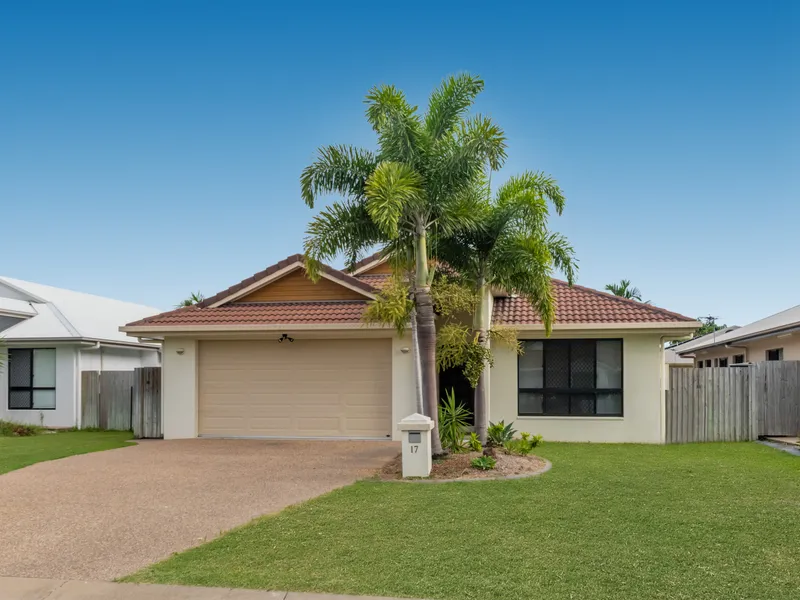 PERFECTLY TAILORED, COMPLETELY REFURBISHED & JUST A SHORT STROLL TO THE BEAUTIFUL FAIRFIELD WATERS LAKES!