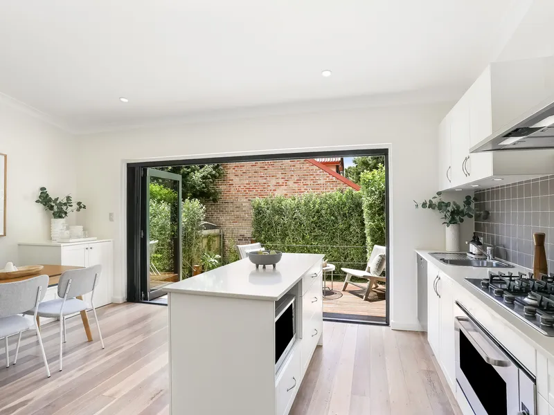 Gorgeous Beachside Semi With Sunny Garden & DA Approval