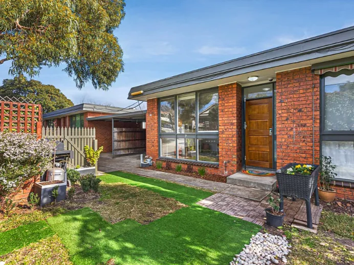 EASY CARE, SINGLE-LEVEL LIVING WITH ABSOLUTE CONVENIENCE