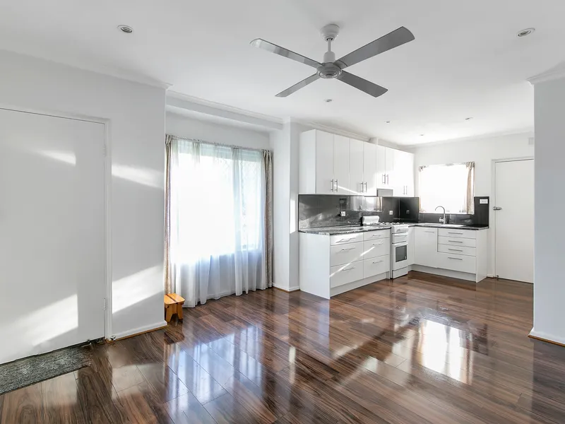 Low Maintenance Unit Between the City and Sea!