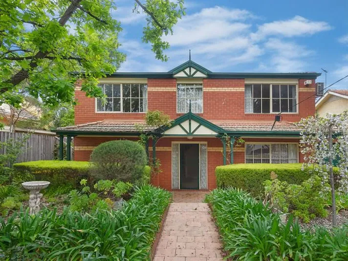 BEAUTIFUL HOME IN LEAFY IVANHOE!