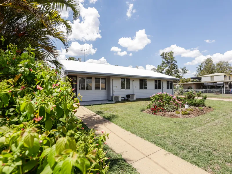 BEAUTIFULLY PRESENTED NEWLY RENOVATED COZY 3 BEDROOM HOME ON HUGE 865m2 BLOCK!