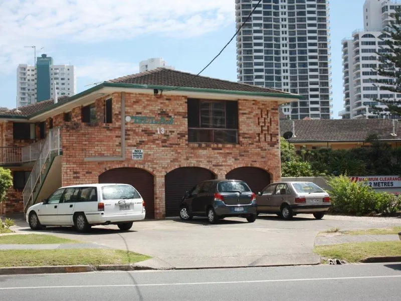 2 Bedroom Unfurnished Top Floor Apartment in Surfers Paradise