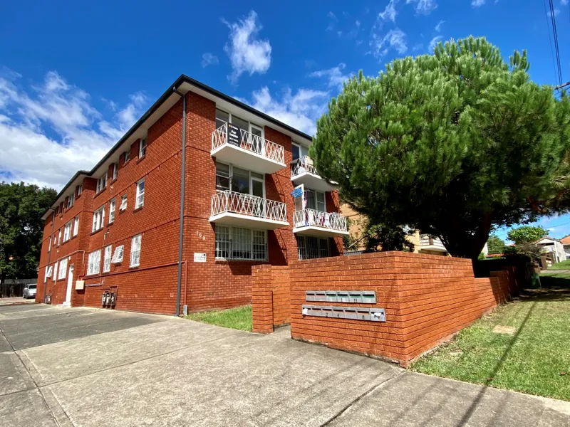 SUNNY TOP LEVEL UNIT IN THE HEART OF BELMORE