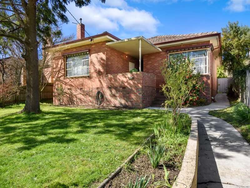 Charming 2 Bedroom Home In Central Location!