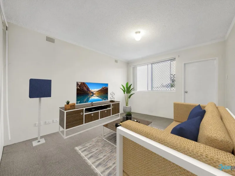 Maintained unit in heart of Merrylands