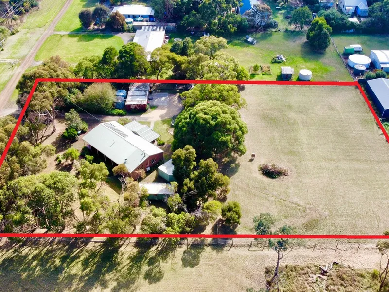 SPACIOUS 3 BR FAMILY HOME ON 1 1/2 ACRES!