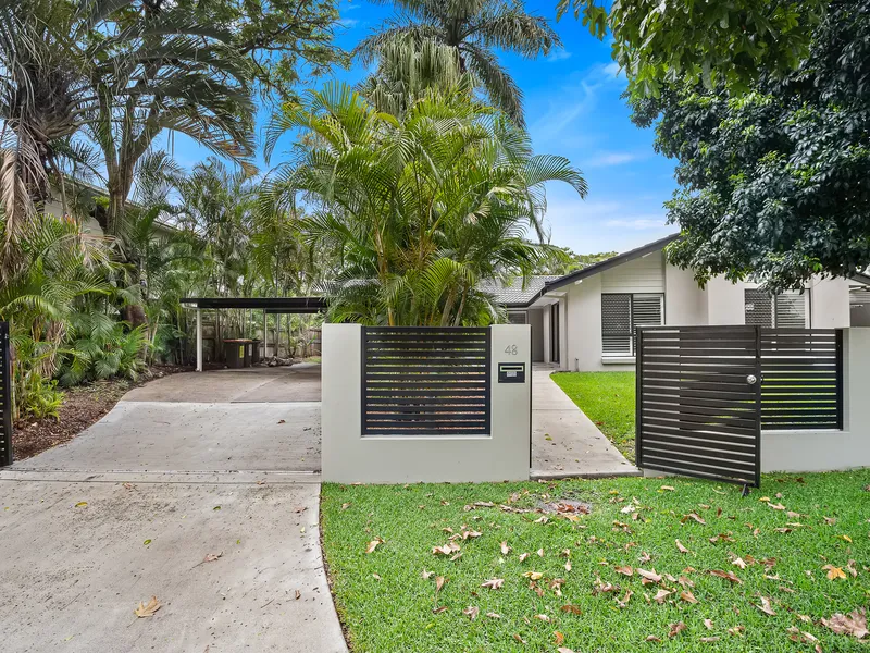 Large family-friendly property in gorgeous river-side Fig Tree Pocket location!