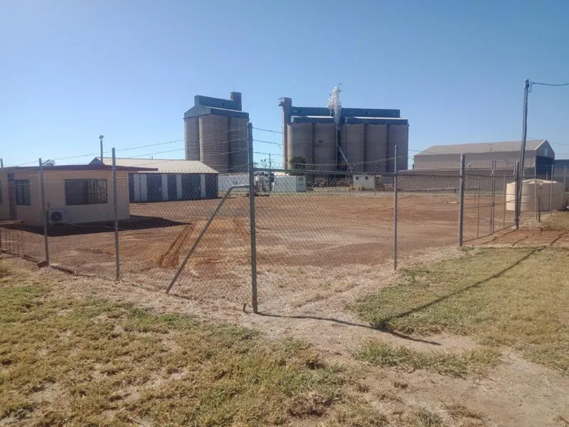 Warehouse & Industrial Workshop With Office Space