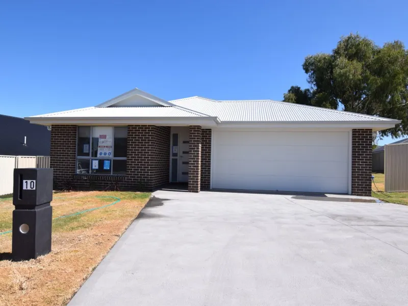 BRAND NEW IN LIMEKILNS ESTATE