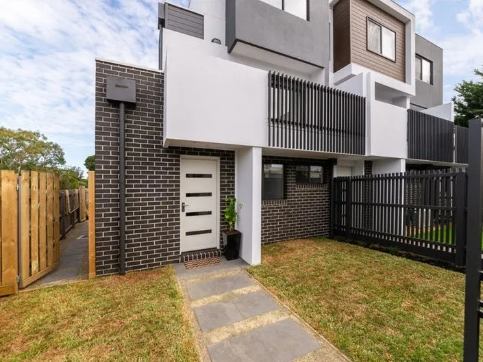 Modern 3-Level Townhouse for Lease in Prime Location!