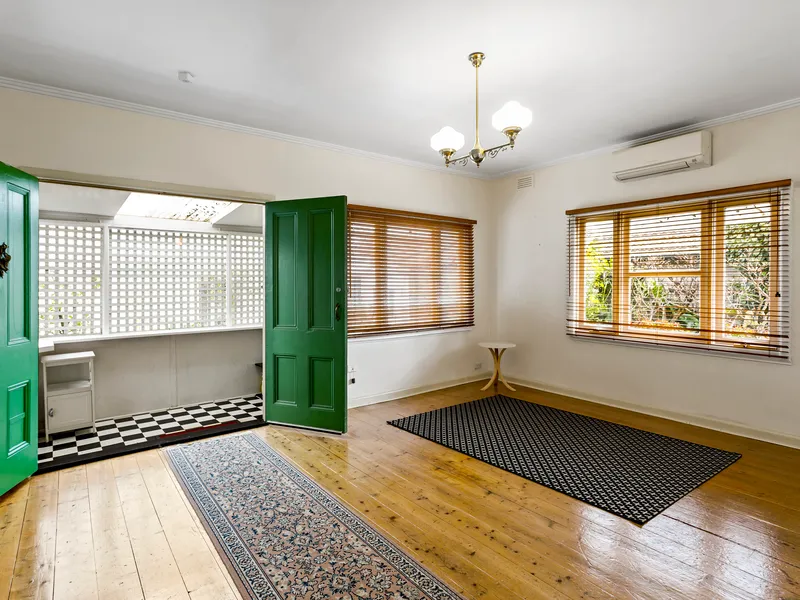 Oversized, Charm, versatility, and a standout location