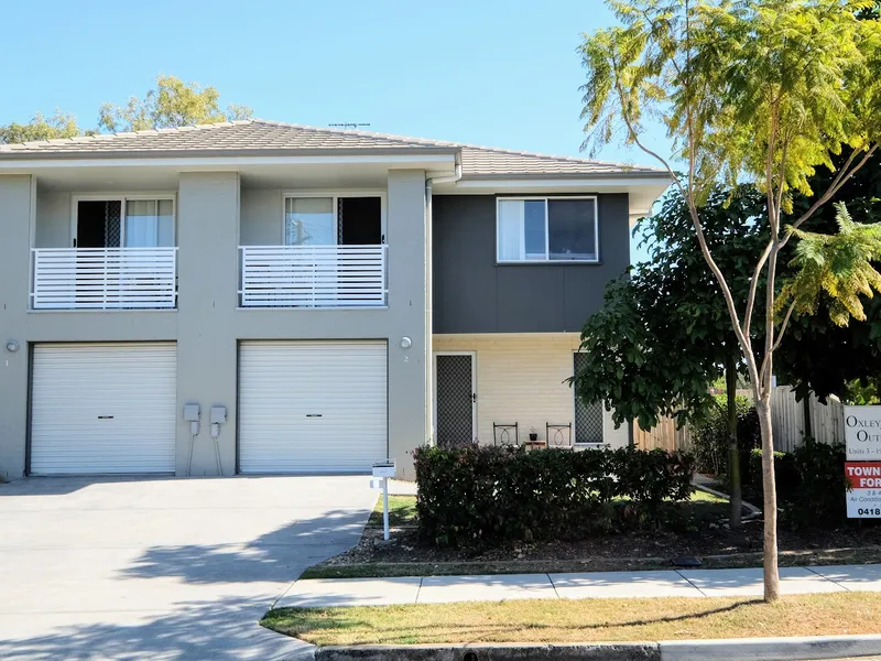FOUR BEDROOM, 3 BATHROOM AIRCONDITIONED TOWNHOUSE - PERFECTLY LOCATED IN CENTRAL OXLEY