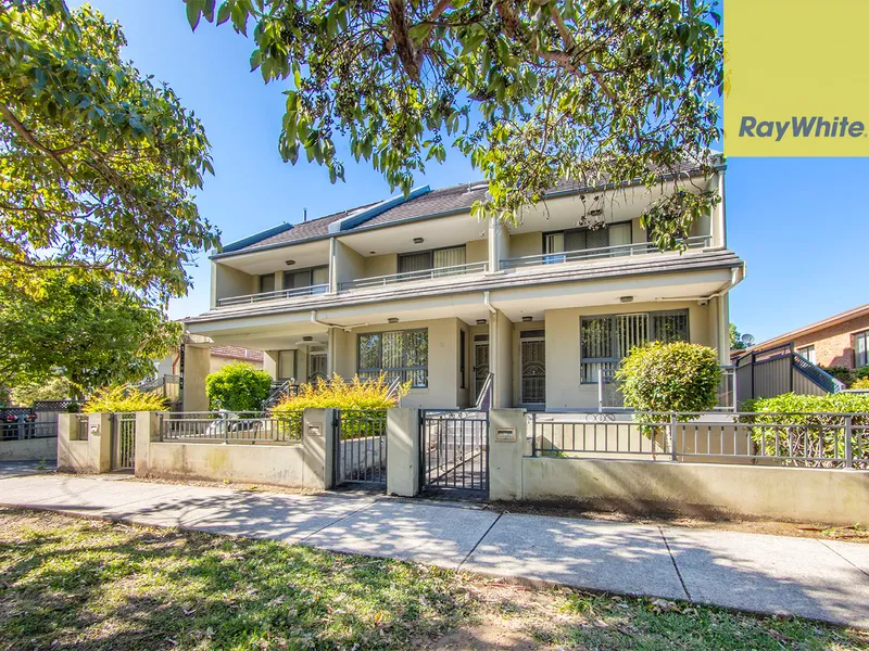 SPACIOUS FAMILY TOWNHOUSE - FRESHLY PAINTED!