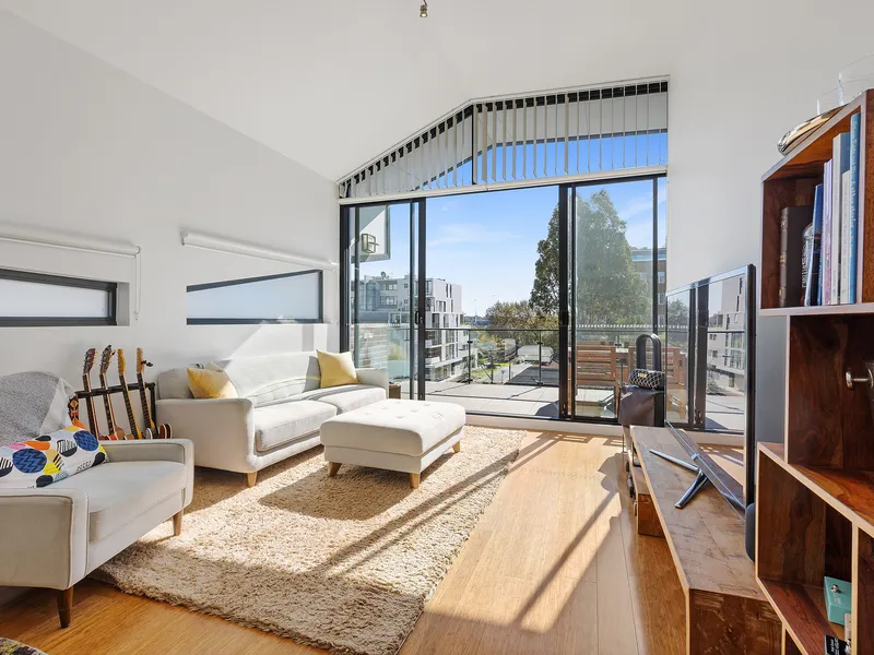 Sun-soaked apartment boasts convenient central address and northern aspect