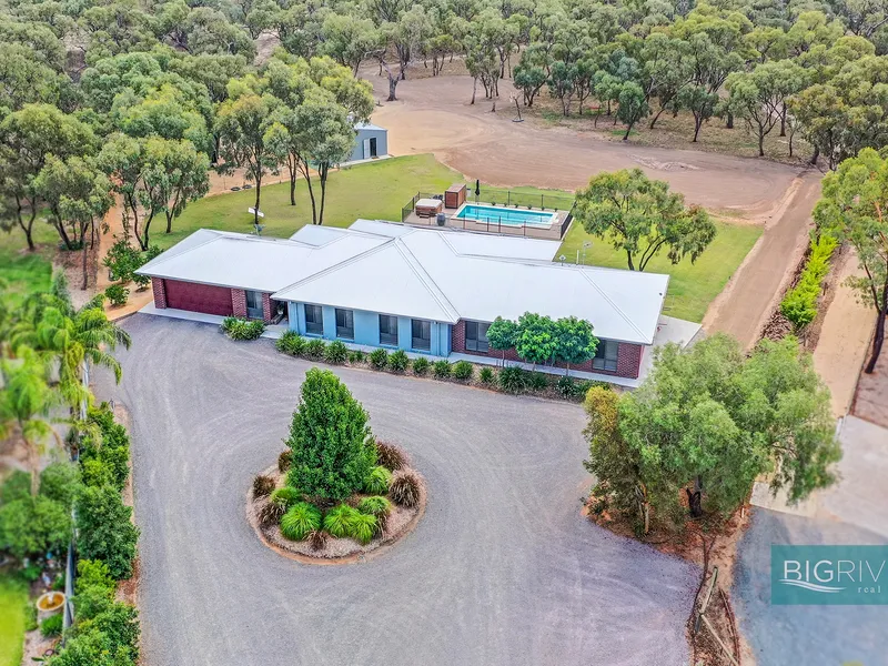 Stunning Family Oasis on 1.5 ha