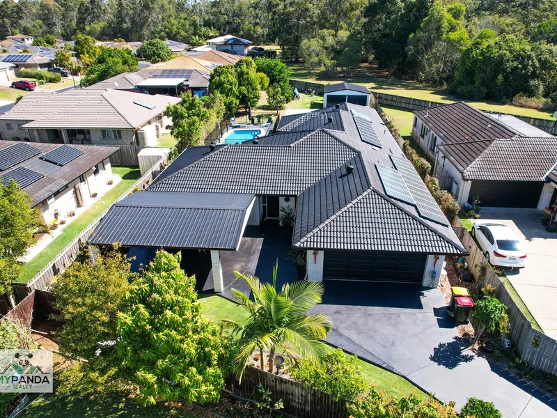 Welcome to 7 Ellagail Court Bellmere !!!