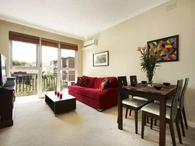 Beautiful Two Bedroom Apartment With Plenty Of Natural Light