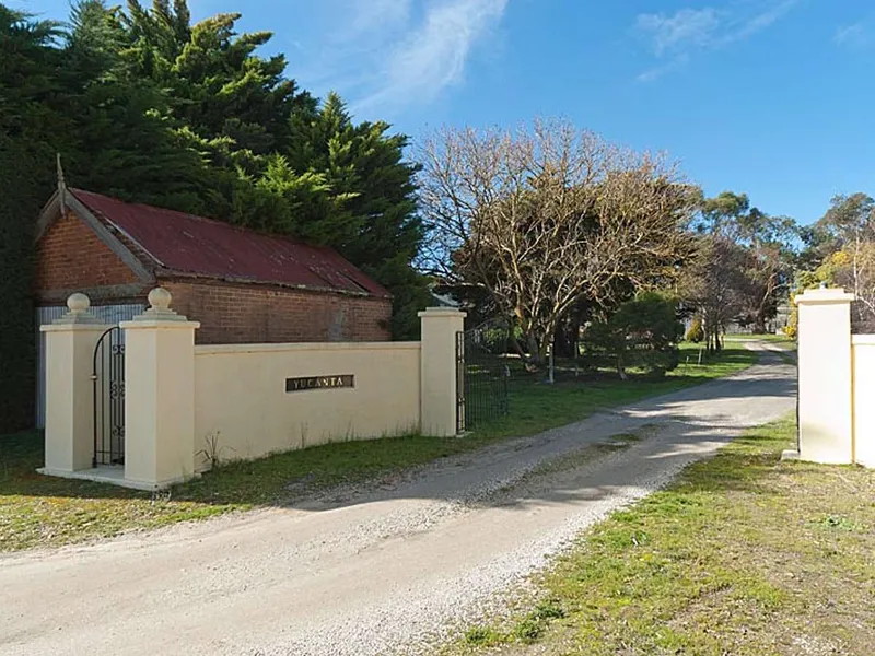 ‘Yucanta’ - 1 Bedroom Cottage set in Botanic like Garden, use of Tennis Court & your own horse welcome at agistment rates