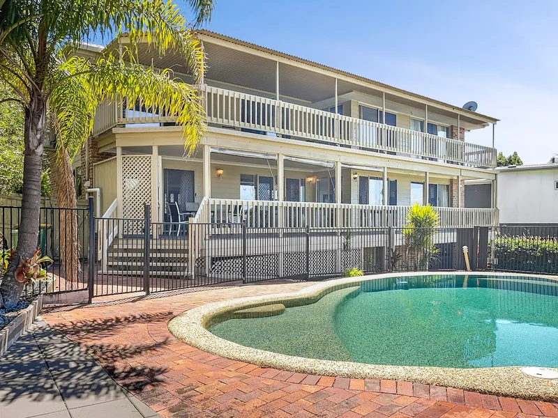 Huge 5 Bedroom Home with Pool & Balcony in Aroona, QLD!