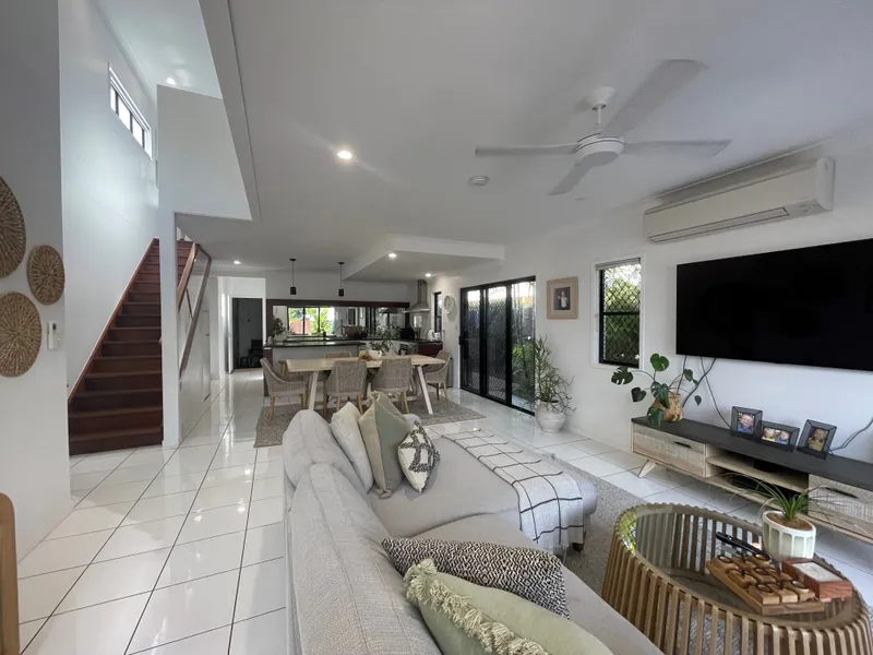 Stunning Fully Detached 3 Bedroom Townhouse - Walking distance to the beach