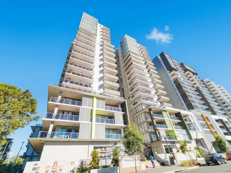 Spacious   2 mins walk to Station