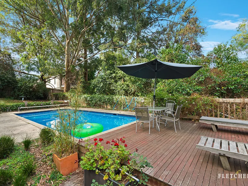 POOLSIDE FUN IN A GREAT LOCALE