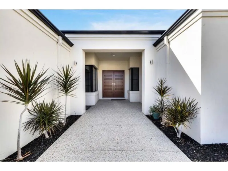 GRAND LUXURIOUS DETAILED HOME CLOSE TO THE OCEAN