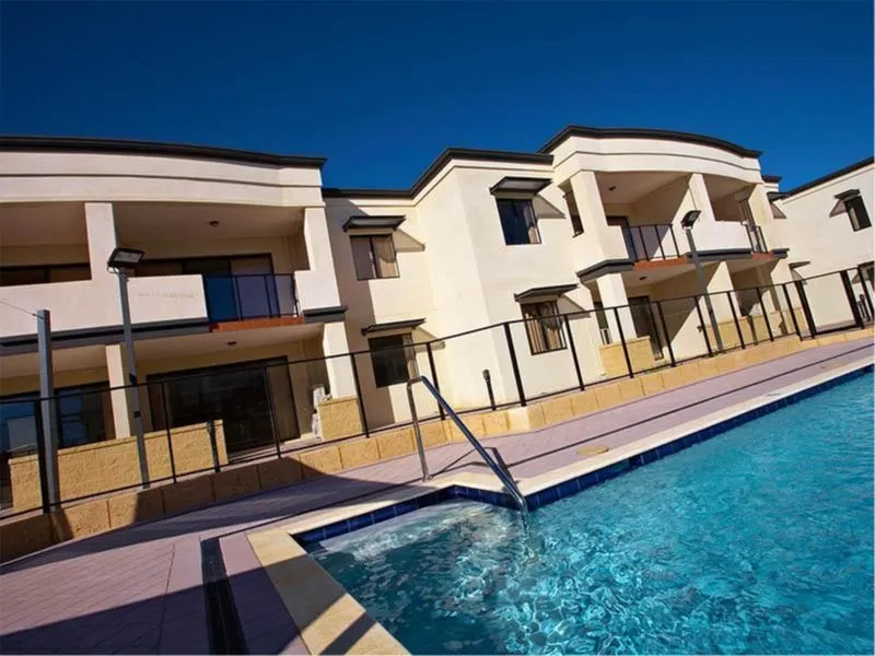 Lifestyle 3x2 apartment overlooking pool