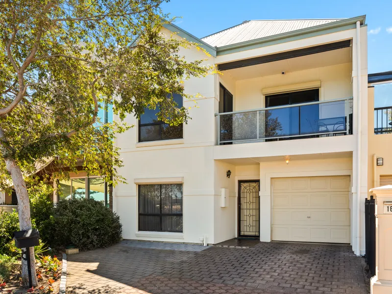 SUNSETS & SEA BREEZE - ABSOLUTE WATERFRONT!