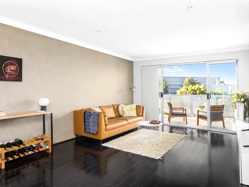 Contemporary top-floor apartment with fantastic district views