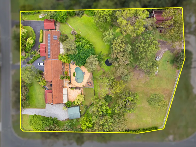 An Expansive Residence set up for Multiple Occupancy on a approx. 1.5-acres of bushland setting.