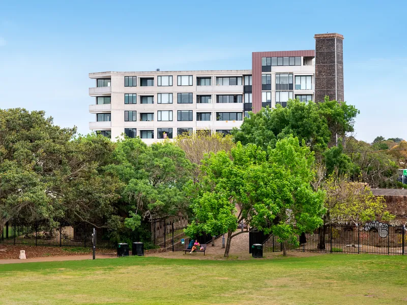 Top floor corner apartment with park, city and district views